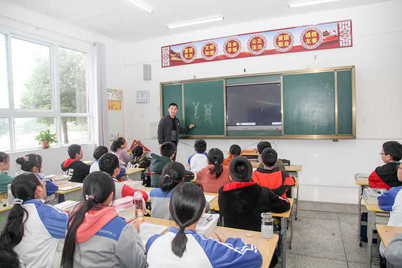 扶贫扶志扶智——信阳师院书法家走进潢川农村农户