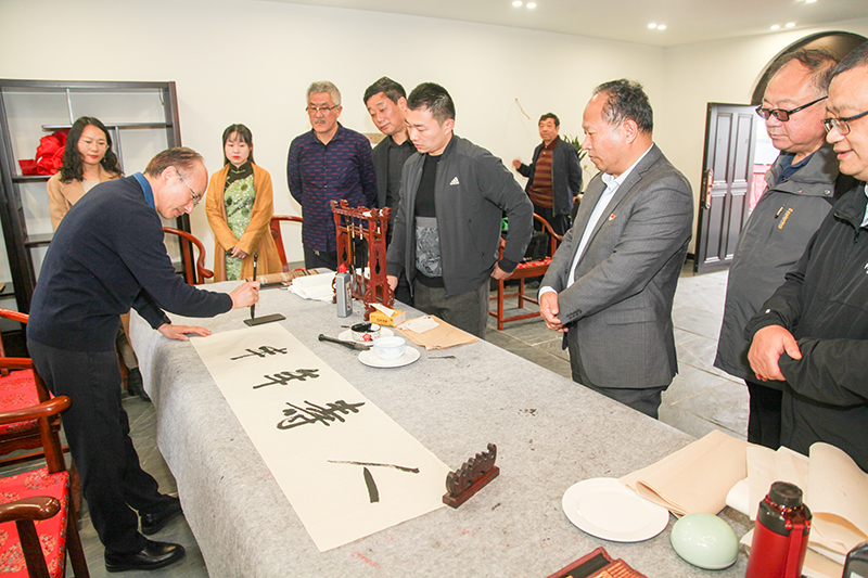 扶贫扶志扶智——信阳师院书法家走进潢川农村农户