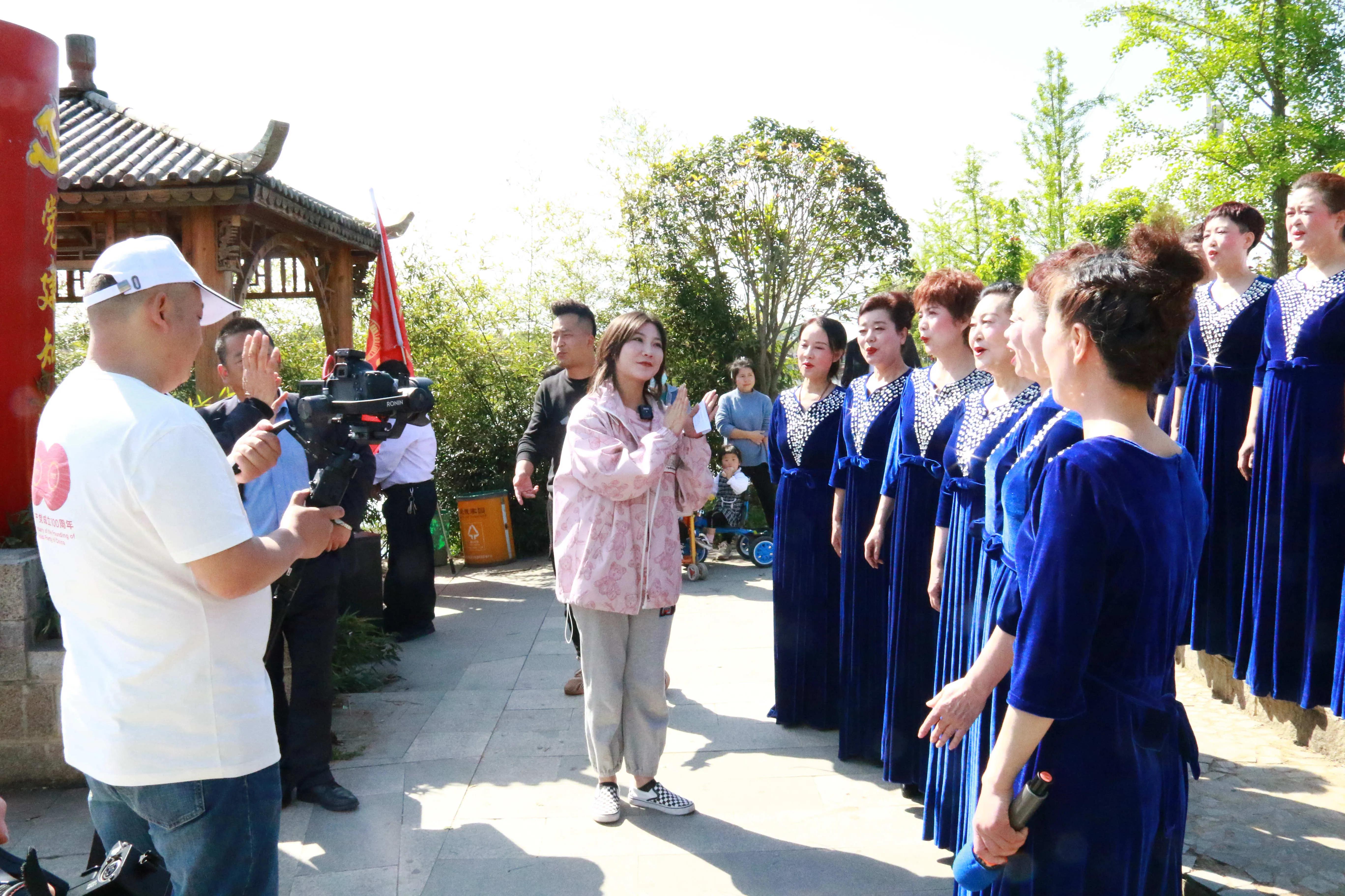 潢川县形式多样的群众文艺踩街活动助力茶节唱响城乡