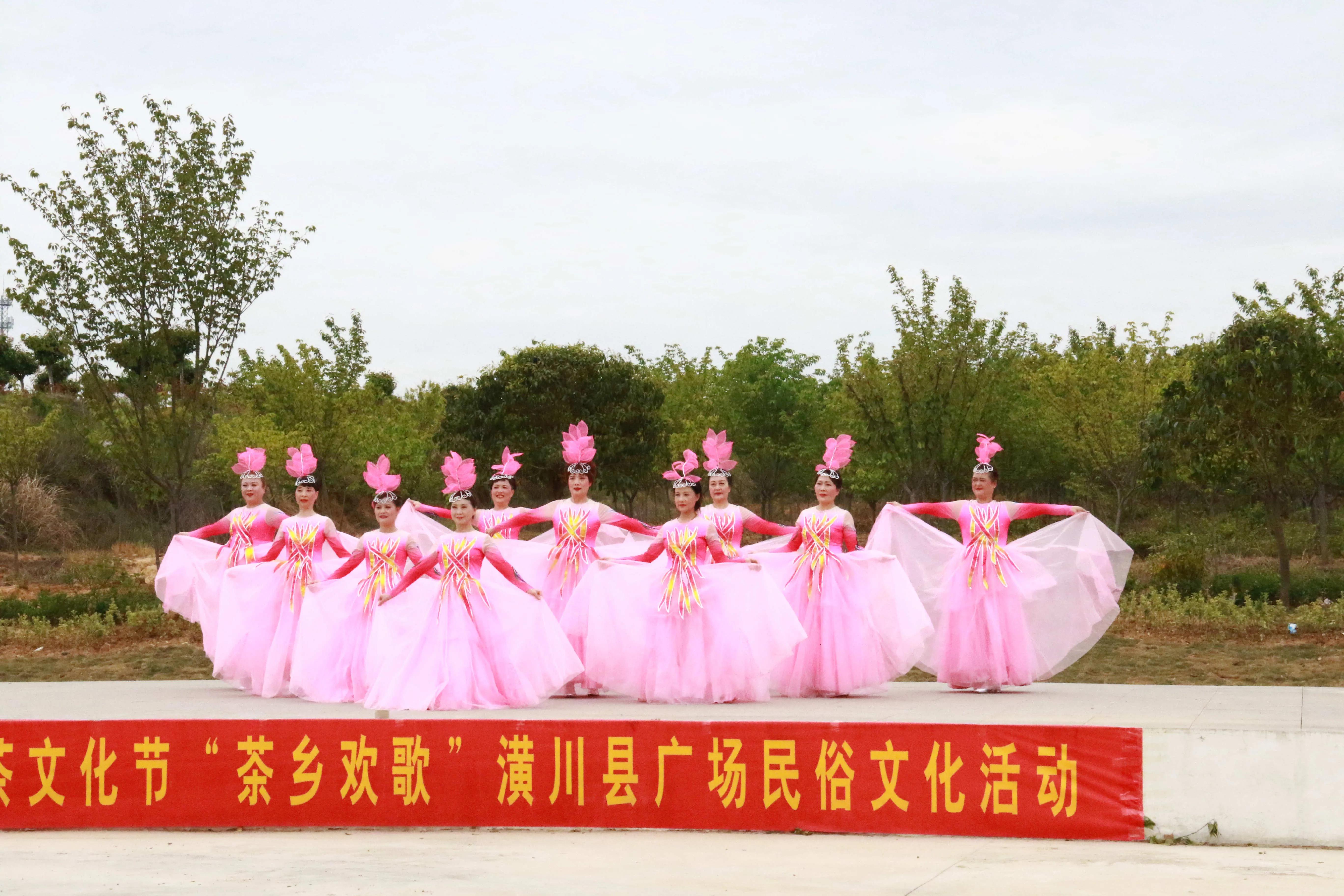 潢川县形式多样的群众文艺踩街活动助力茶节唱响城乡