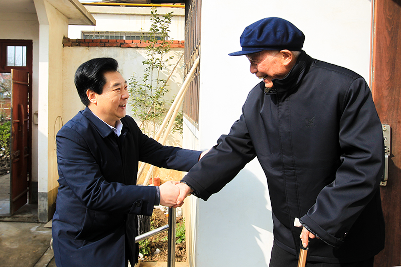 县领导走访慰问离退休老干部和驻潢部队官兵