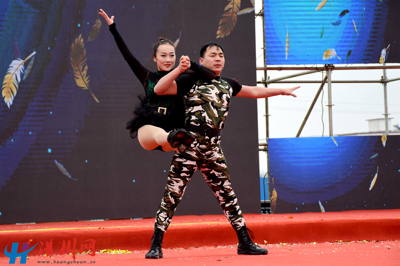 24杂技表演.JPG