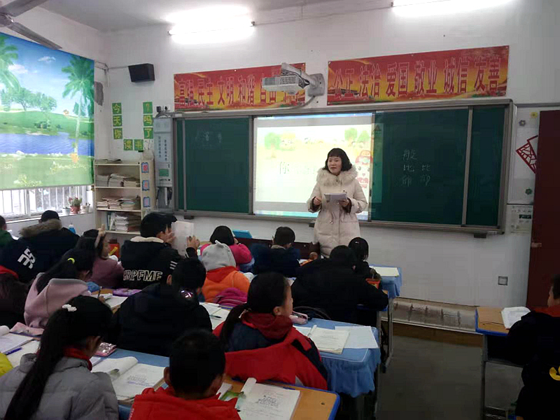 潢川县第一小学开展“蹲班听课”活动3.jpg 潢川县第一小学开展“蹲班听课”活动3.jpg