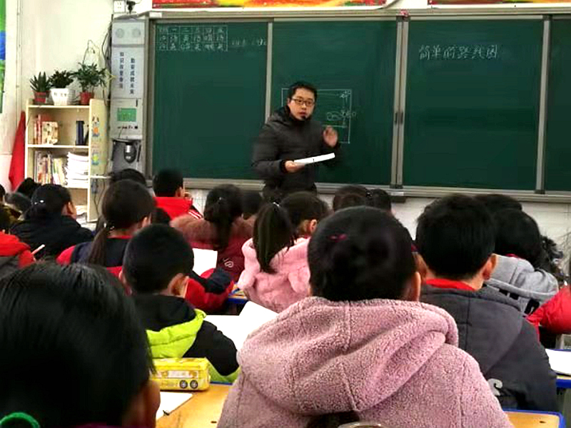 潢川县第一小学开展“蹲班听课”活动2.jpg 潢川县第一小学开展“蹲班听课”活动2.jpg