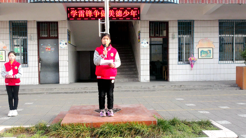 学雷锋升旗仪式 (3).JPG