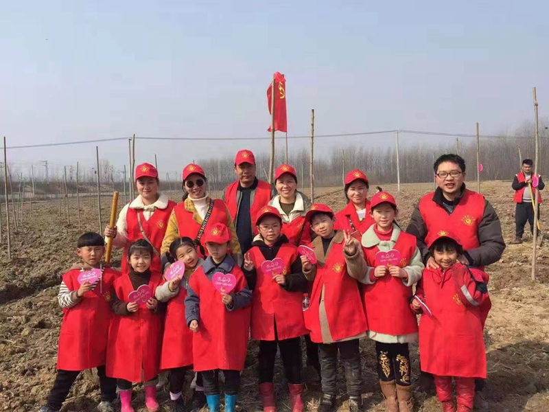 潢川一小参加“共植青年林 志愿我先行”义务植树活动1.jpg