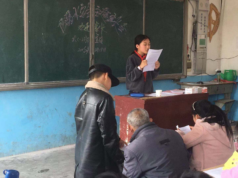 学生代表介绍防溺水安全知识.jpg