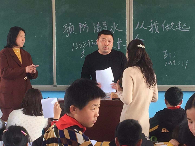 家长与老师沟通.jpg