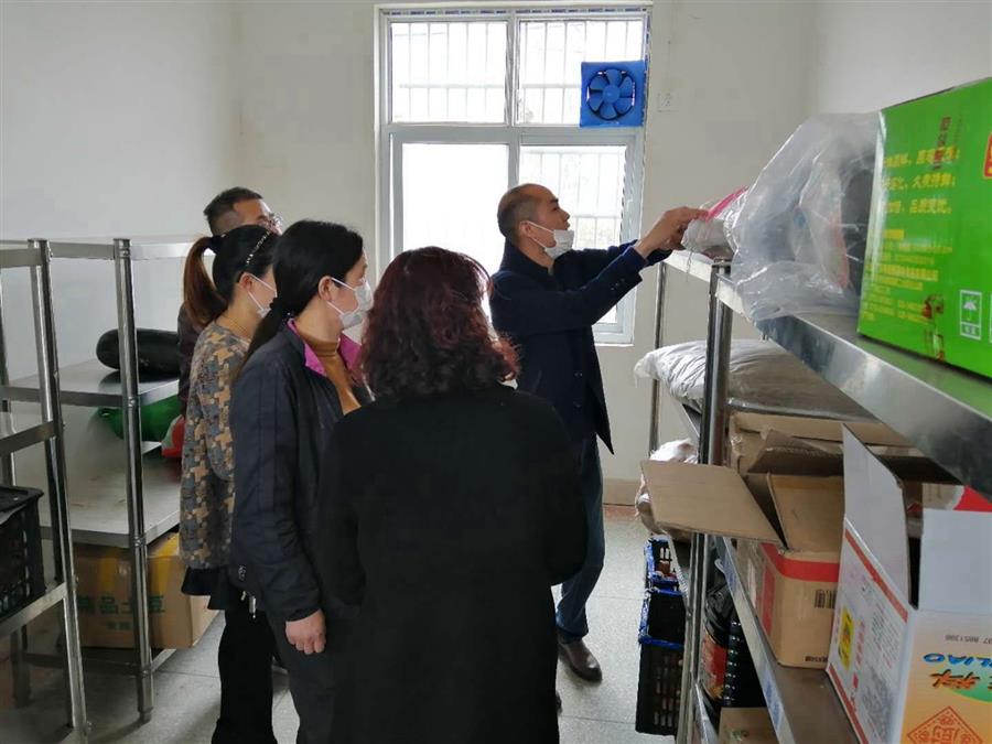 家长代表在学校食堂查看 (2).jpg