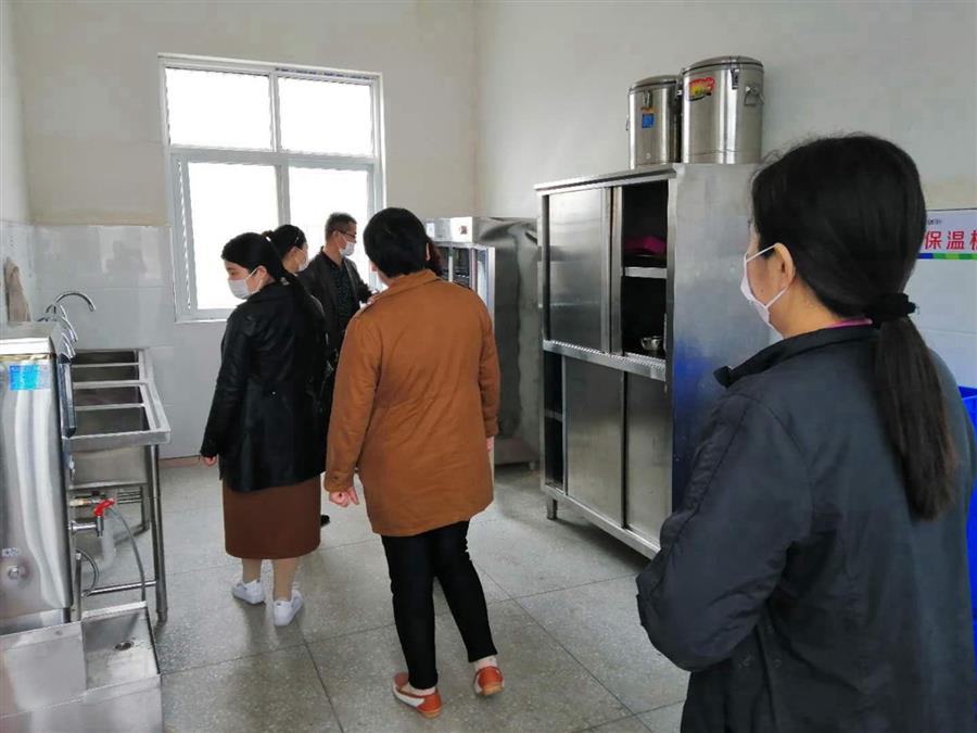 家长代表在学校食堂查看 (3).jpg