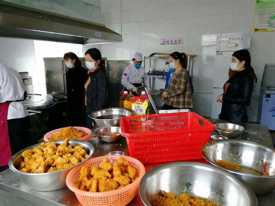 家长代表在学校食堂查看 (4).jpg
