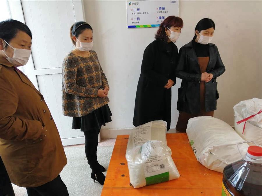 家长代表在学校食堂查看.jpg