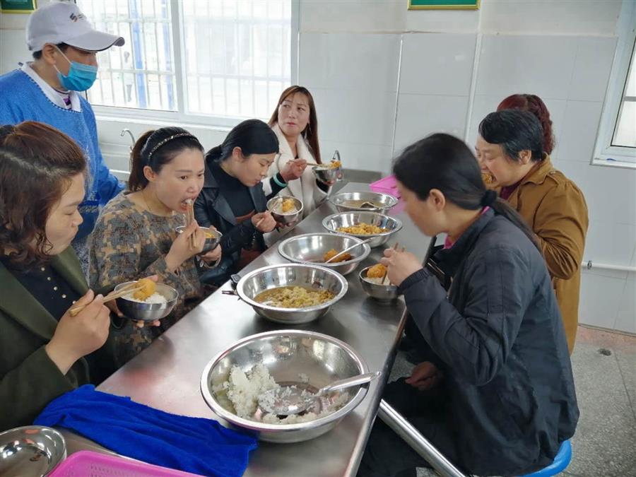 家长代表在学校食堂陪餐.jpg
