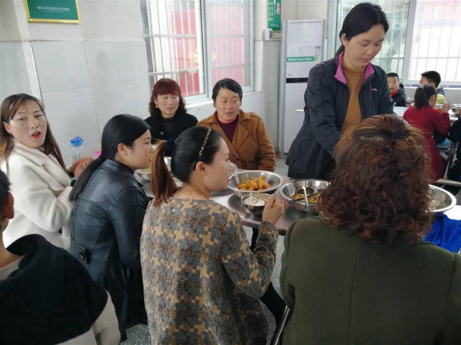 家长代表在学校食堂陪餐 (2).jpg
