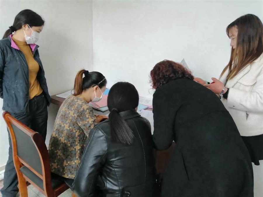 家长代表在学校食堂填写调查问卷.jpg