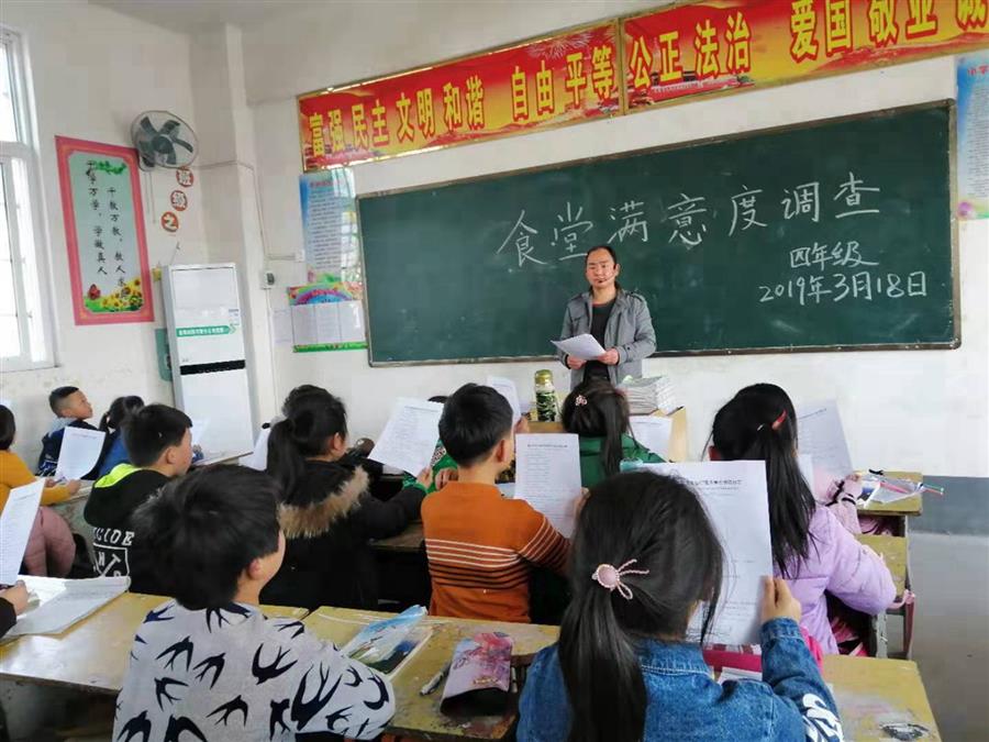 学生们在填写食堂满意度调查问卷.jpg