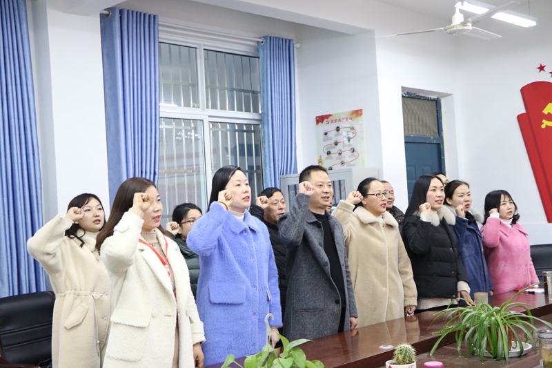 潢川一小开展“不忘初心、牢记使命”重温入党誓词活动2.JPG