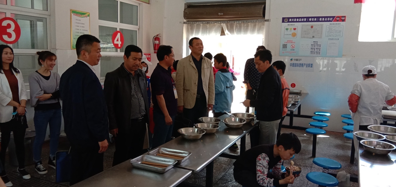 中心小学食堂实地考察.jpg