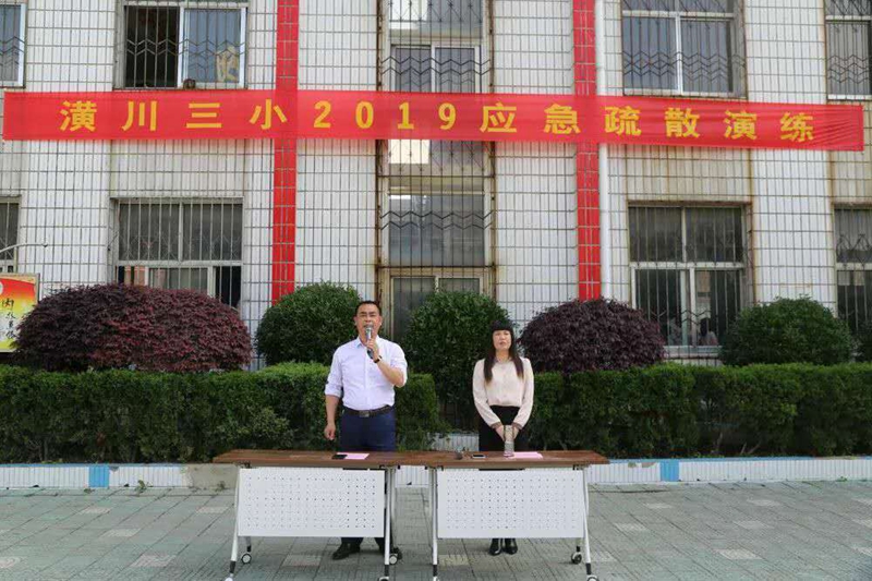 校长宣布演练开始.jpg