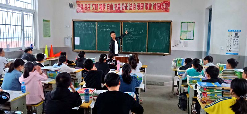 老师在授课.jpg 老师在授课.jpg