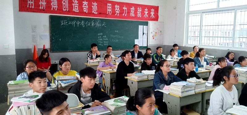 晏全林校长、刘秀德副校长带领班子成员深入课堂.jpg 晏全林校长、刘秀德副校长带领班子成员深入课堂.jpg