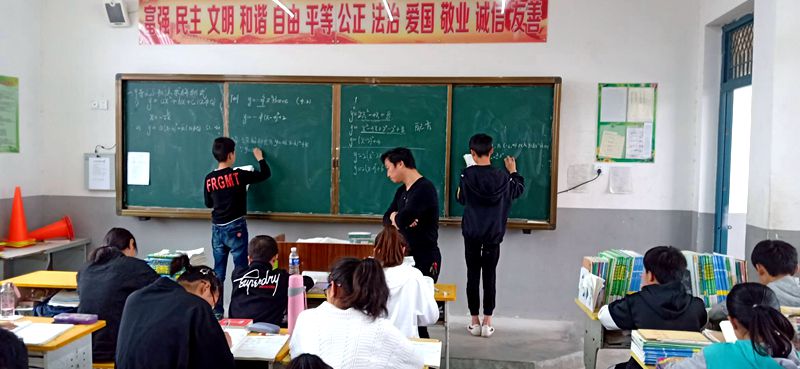 刘修德副校长关注学生学习状态.jpg 刘修德副校长关注学生学习状态.jpg