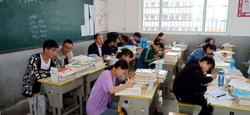 老师课堂上与学生交流反馈.jpg 老师课堂上与学生交流反馈.jpg