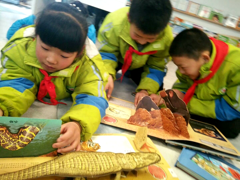 学生快乐阅读.jpg