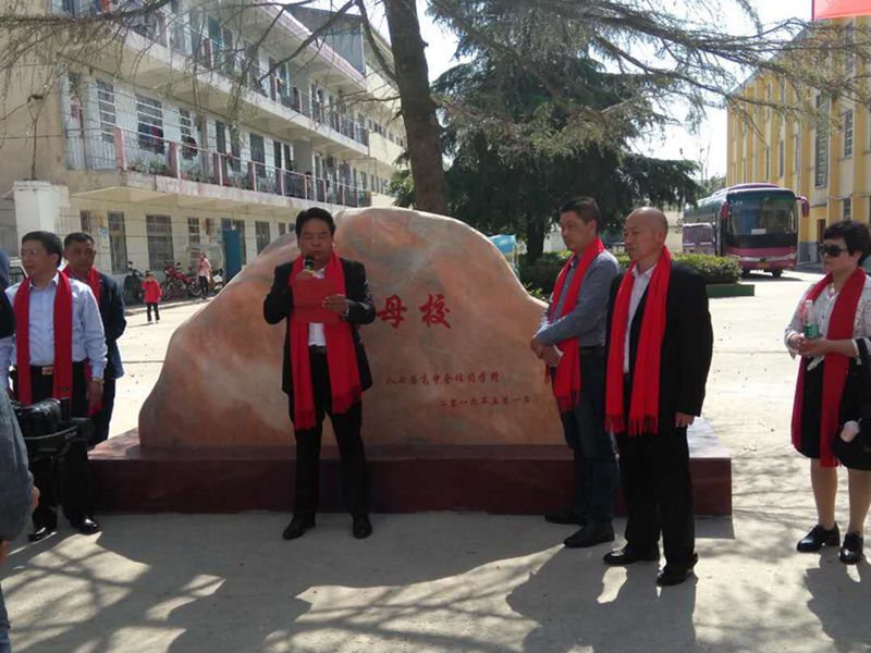 毕业生代表胡仿会致辞.jpg