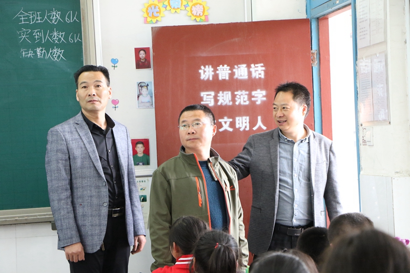 县教体局督导组莅临潢川一小督导检查5.JPG