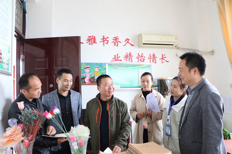 县教体局督导组莅临潢川一小督导检查6.JPG