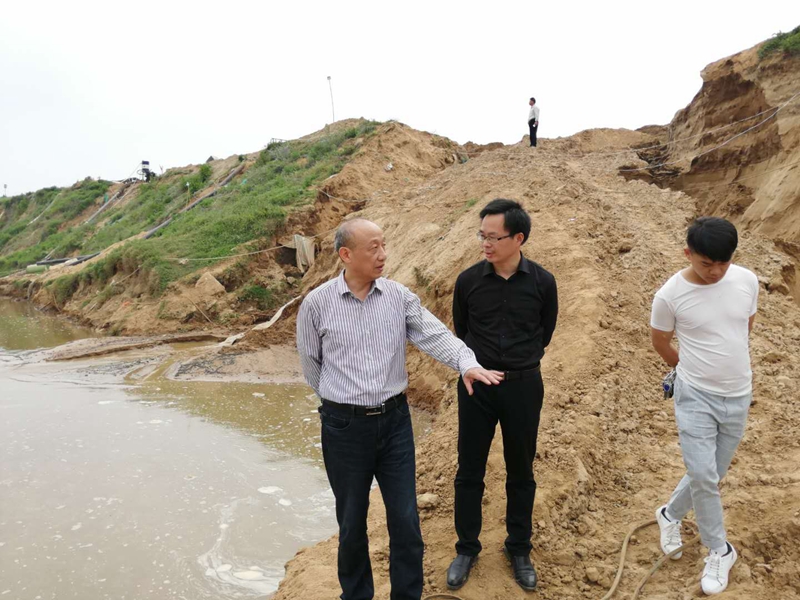 县政协主席涂白亮调研上油岗乡宋寨沙场运营情况1.jpg