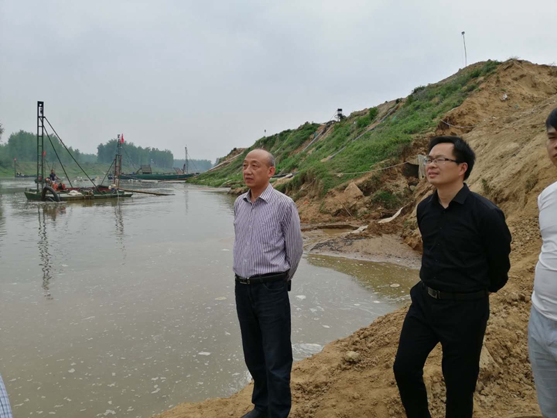 县政协主席涂白亮调研上油岗乡宋寨沙场运营情况2.jpg