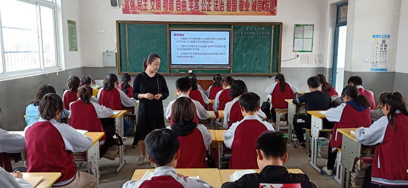 教师授课2.jpg