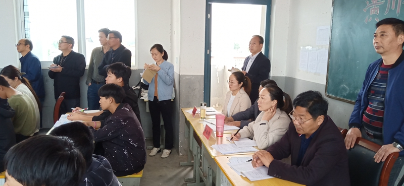 教师观摩学习.jpg