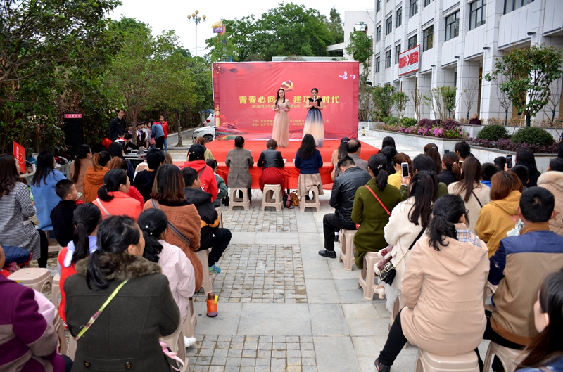 4月27日上午，共青团潢川县委、县妇女联合会、县少工委主办，金声飞扬语言艺术中心、河南建齐集团承办的“青春心向党 建功新时代”青少年朗诵大赛举行.jpg