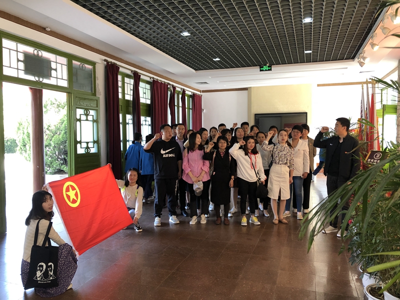 4月18日，潢川县双柳树镇团委组织青年团员前往新县鄂豫皖烈士陵园开展“缅怀革命先烈弘扬民族精神”主题团日活动.jpg