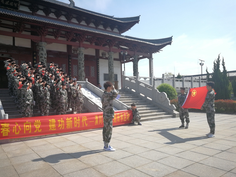 4月18日上午8时许，职业中专团委组织团员青年代表来到县黄国故城，举行“青春心向党，建功新时代”主题团日活动，共同纪念五四运动100周年。.jpg