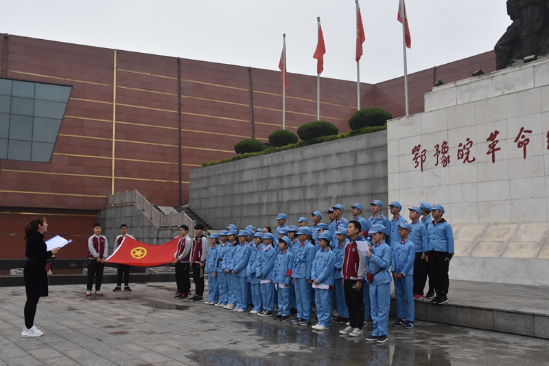 4月21日，潢川五中（春申中学）团委组织团员青年前往信阳市鄂豫皖革命纪念馆进行宣讲.jpg