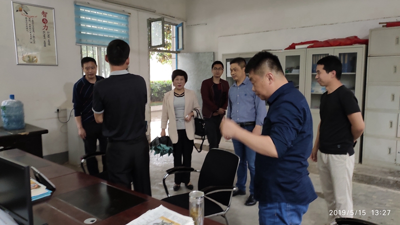 胡局长和张股长同午休值班领导、班主任探讨安全工作.jpg