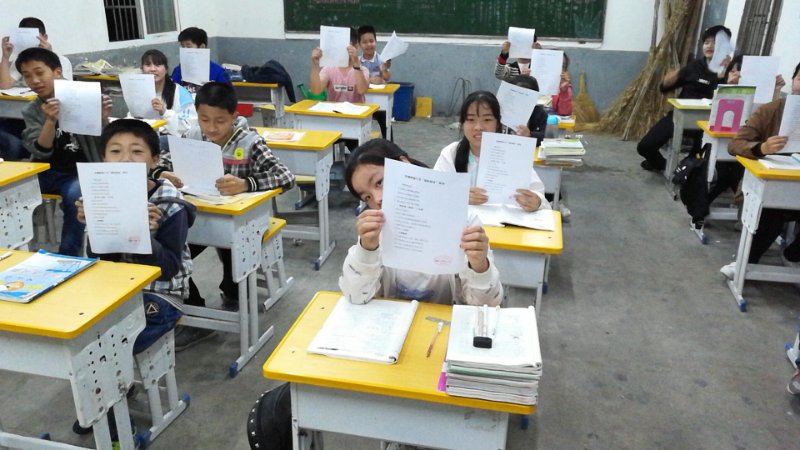 发放防溺水安全教育材料.jpg