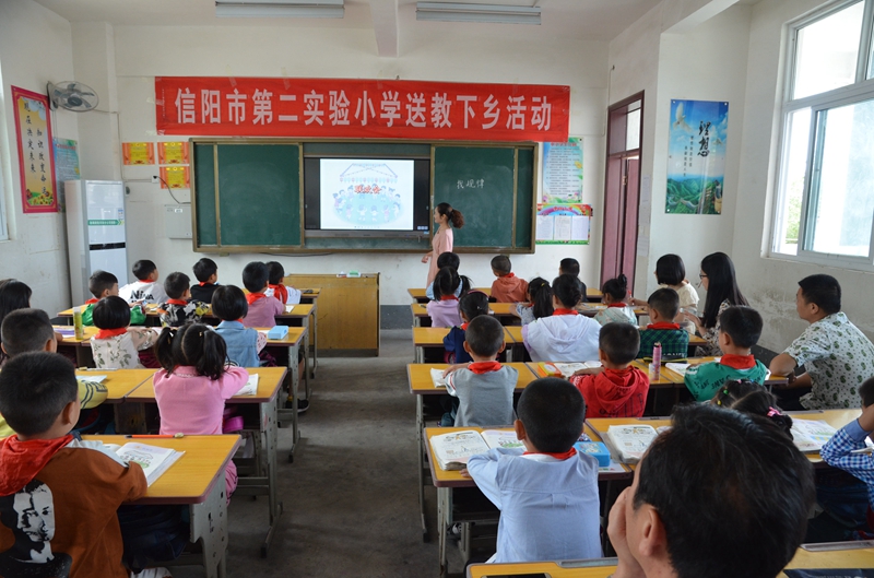 方艳萍老师执教《找规律》.JPG