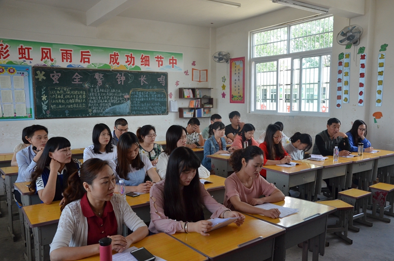 交流会教师认真倾听.JPG