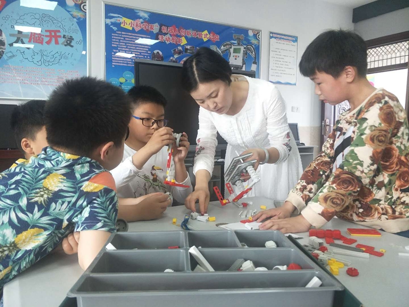 潢川县青少年活动中心开展庆六.一“趣味搭建 成就梦想”主题机器人创新体验公益活动3.jpg