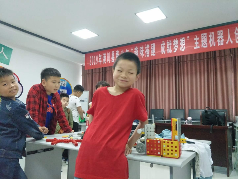 潢川县青少年活动中心开展庆六.一“趣味搭建 成就梦想”主题机器人创新体验公益活动2.jpg