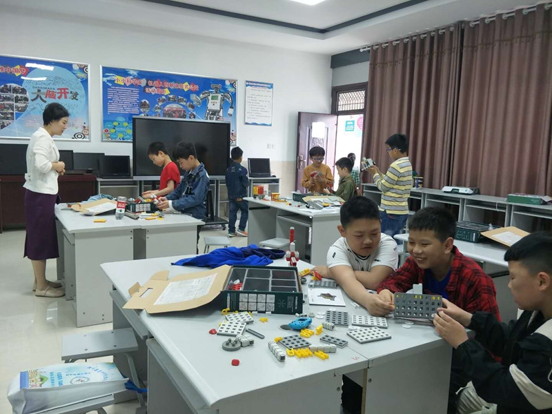 潢川县青少年活动中心开展庆六.一“趣味搭建 成就梦想”主题机器人创新体验公益活动5.jpg
