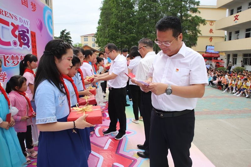 现场发放微心愿礼物.jpg