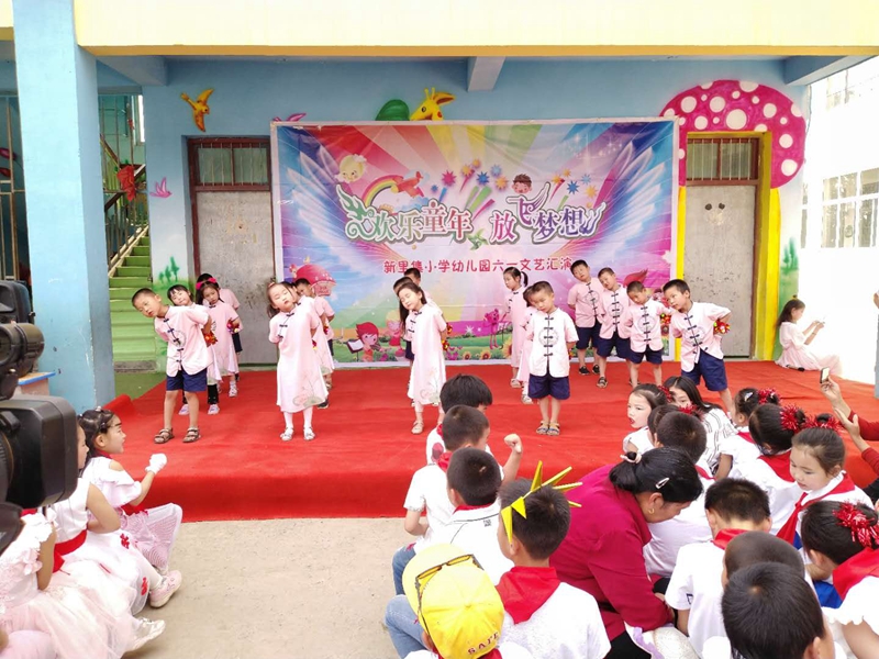 幼儿园小朋友表演张灯结彩.jpg