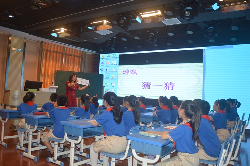 6牛丽老师在上课.JPG
