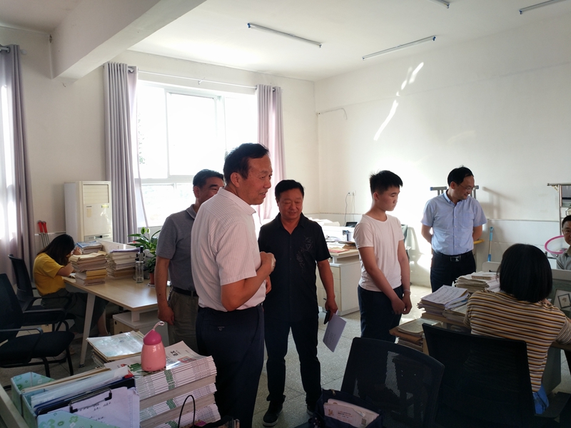 河南省教育厅家庭教育检查组莅临仁和中学检查指导工作2.jpg